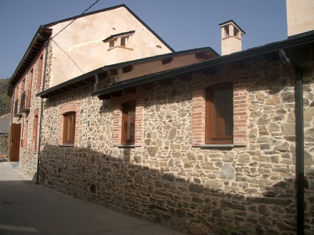 Fachada de piedra en La Velilla